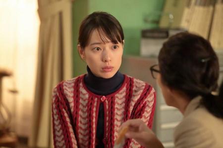 　ちや子（水野美紀）の部屋でちや子たちの活動について話を聞く喜美子（戸田恵梨香）（Ｃ）ＮＨＫ