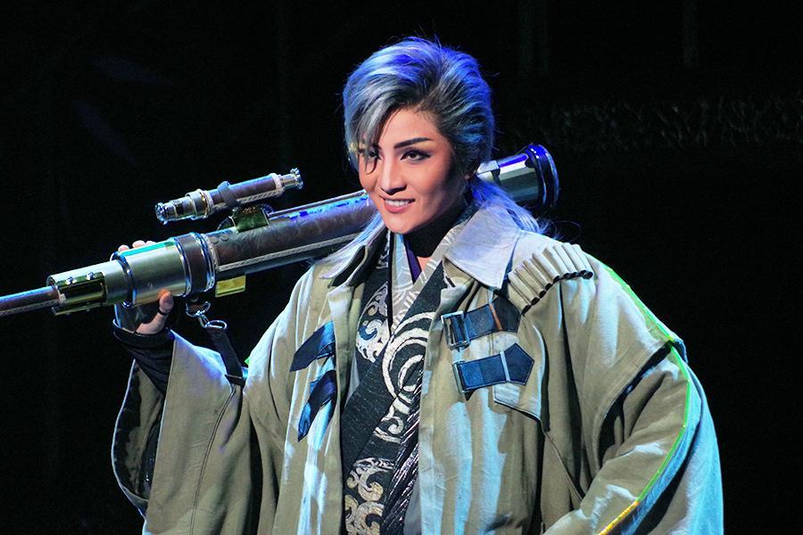 　和洋折衷な装いが抜群のスタイルにフィット。奇抜な物語の中で悠々と役を息づかせた主演の鳳月杏