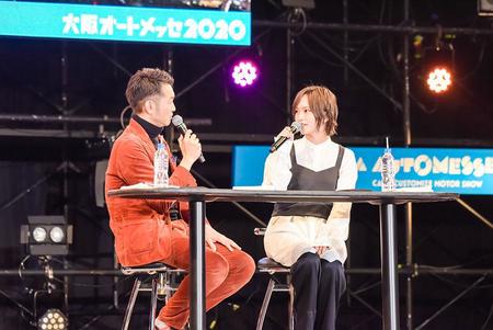 イベントに登場した山本彩（右）とＤＪの大抜卓人（１４日・大阪市内）提供：ＦＭ８０２  撮影：ハヤシマコ