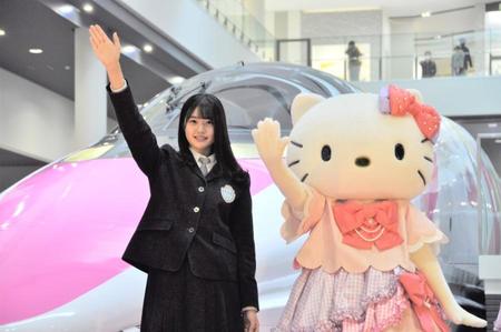 　『ハローキティ新幹線展』のオープニングセレモニーに参加したＳＴＵ４８の瀧野由美子（左）とハローキティ（２月２２日・京都鉄道博物館）