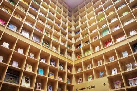 　本に包み込まれているような空間（２月２９日・子ども本の森 中之島）