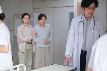 　急変した息子・智也の様子に戸惑う安田理香子（早織）と喜美子（戸田恵梨香）、大崎医師（稲垣吾郎）　（Ｃ）ＮＨＫ