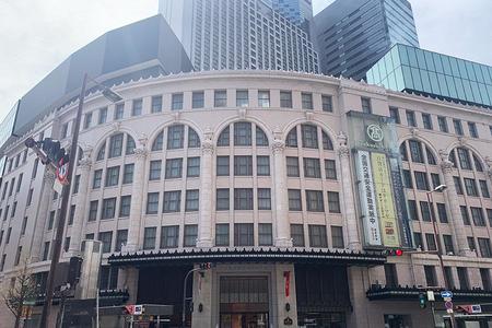 食料品売場のみ営業する「高島屋大阪店」（４月７日撮影）