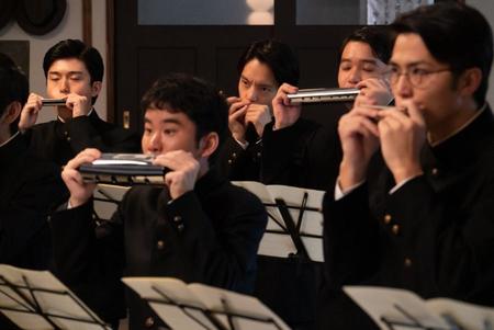 　ハーモニカ倶楽部で演奏する裕一（窪田正孝）たち（Ｃ）ＮＨＫ