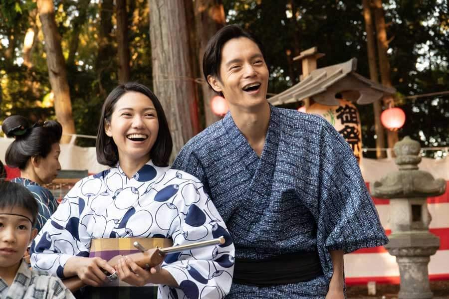 　射的に挑む音（二階堂ふみ）と裕一（窪田正孝）（Ｃ）ＮＨＫ