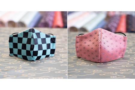 　縫製タイプのマスク、左から市松柄、麻の葉柄（各９００円）