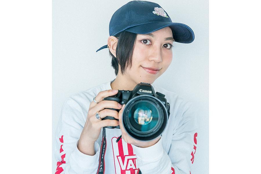 　関西で活躍する木村華子さん、飲食店を手助けするためにテイクアウトのメニュー撮影をおこなう。