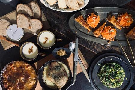 ビストロ料理「ＯＮＺＯＲＯ.」によるお取り寄せセット。料理を盛り付けた際のイメージ写真