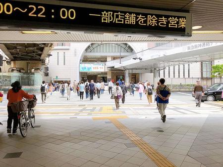 　ＪＲ大阪駅から阪急・大阪梅田駅に向かう横断歩道も、今までほどの混雑ではない（２２日撮影）