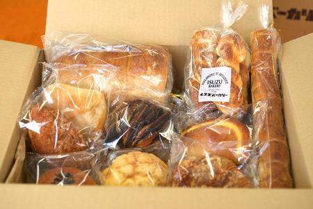 　イスズベーカリーの人気パンが詰め合わせになって届く期間限定の宅配便