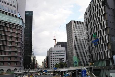 大阪・梅田の百貨店、５月３０日から週末も営業することに