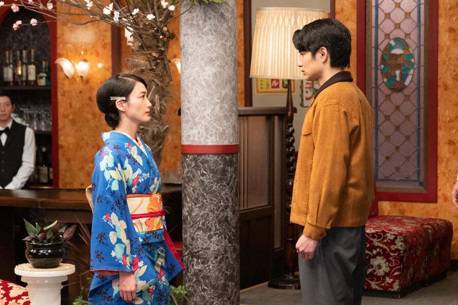 見つめ合う希穂子（入山法子）と鉄男（中村蒼）（Ｃ）ＮＨＫ