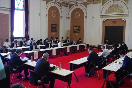 　大阪府庁でおこなわれた「新型コロナウイルス感染症対策本部会議」（５月２８日・大阪市）