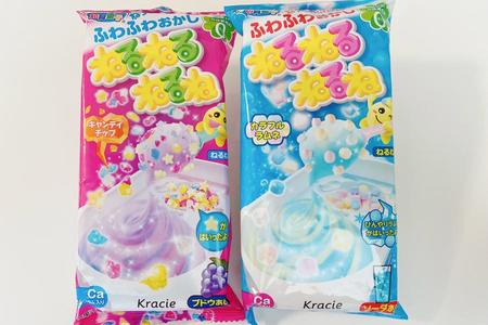 　１９８６年から販売されている「ねるねるねるね」（左からブドウ味、ソーダ味）