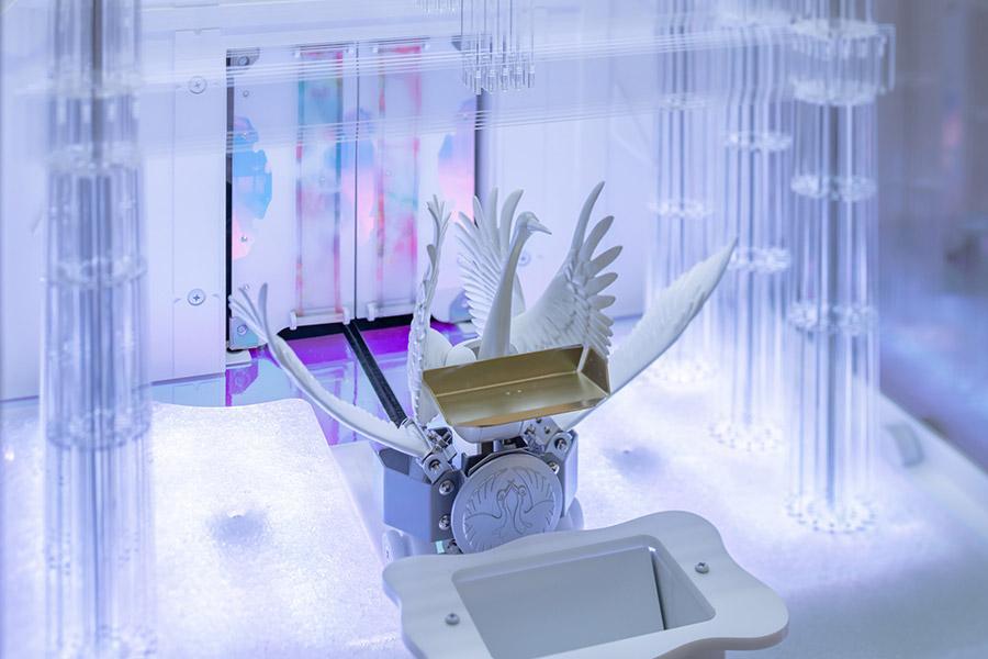 　清川あさみプロデュースのオリジナルおみくじ機「千年後の百人一首」（京都市京セラ美術館）