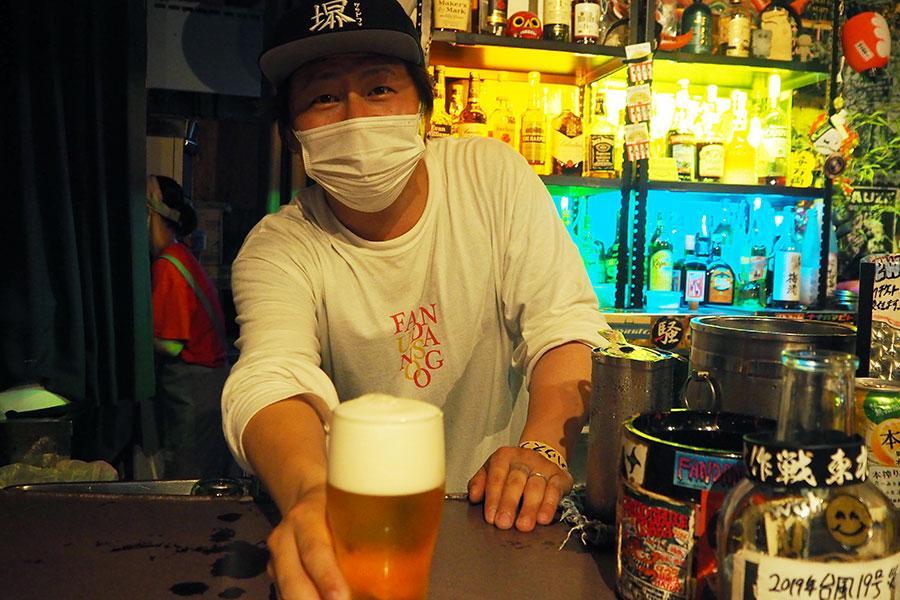 生ビールを提供する「堺ファンダンゴ」店長の村上さん（１日・堺市堺区）