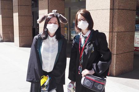 ＵＳＪ再開を喜ぶ留学で訪日中の２人組外国人女性（８日・大阪市此花区）