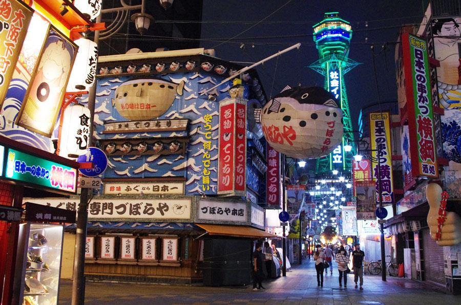 「づぼらや」のフグの提灯は大阪を代表する観光スポットの景観としてなくてはならない存在（６月１１日・大阪市浪速区）