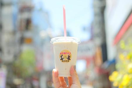 大阪・高槻の人気バナナジュース「クラムスバナナ」が、大阪・道頓堀に出店