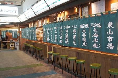 食堂ののれんには、仕入れ先の店舗名がズラリと並ぶ