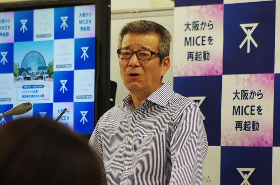 　支払いが遅れていることに対して「遅い！」と自戒する松井一郎市長（６月１８日・大阪市役所）