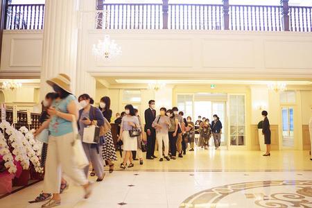 　６月２１日に「宝塚ホテル」開業。オープンと同時にカメラを手に、ホテルと宝塚歌劇ファンが入館