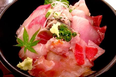 　「市場の海鮮丼セット」２～３人前（６０００円）。写真はイメージ、仕入れにより内容は変更