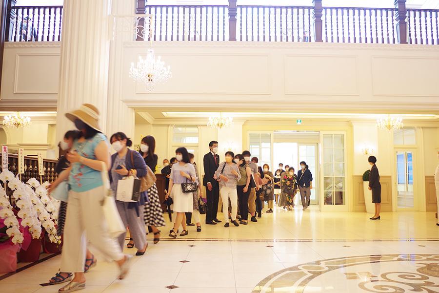 　６月２１日に「宝塚ホテル」開業。オープンと同時にカメラを手に、ホテルと宝塚歌劇ファンが入館
