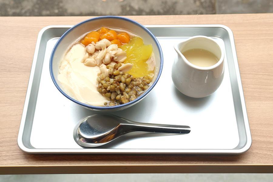 　「豆乳豆花」は、添付の豆乳シロップをたっぷりかけていただく