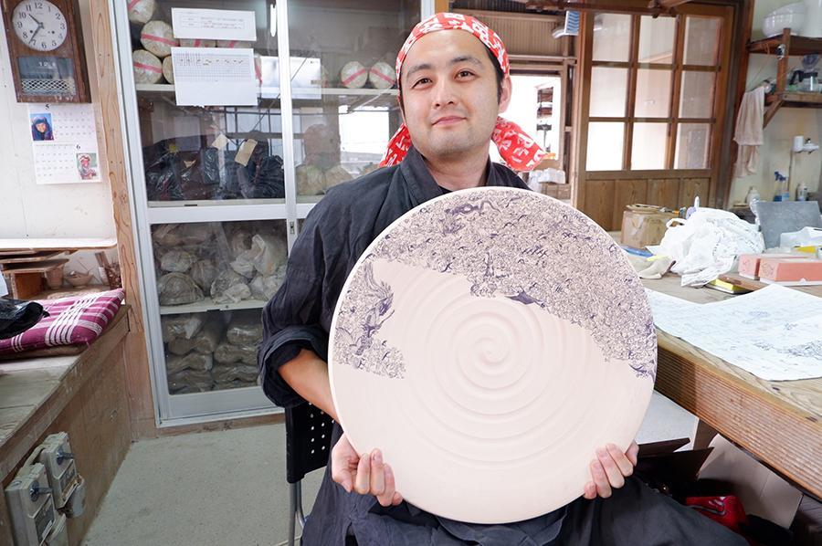 　ざっと３分の１を描き上げた永野さん。完成した大皿は、７月下旬に「瑞光窯京都清水店」で展示予定