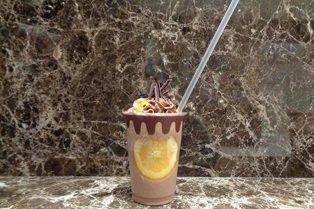 　８月に登場する「リンツ アイスチョコレートドリンク オレンジ」（６９９円）