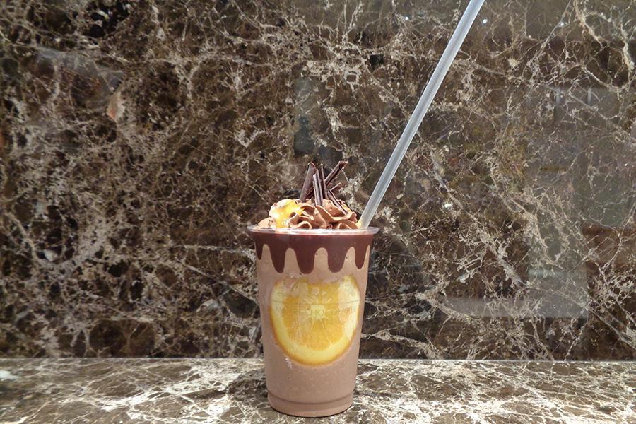 　８月に登場する「リンツ アイスチョコレートドリンク オレンジ」（６９９円）