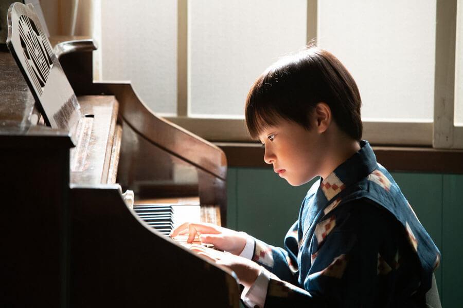 　ピアノを弾く裕一（石田星空）（Ｃ）ＮＨＫ