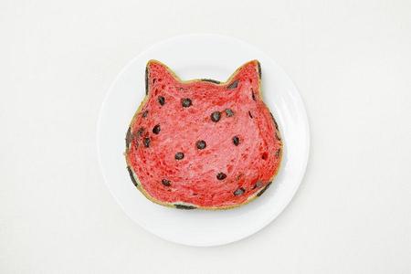 　中の生地は真っ赤で、種をイメージしたチョコチップがたっぷり（スイカ果汁は不使用）