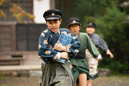 　いじめっ子から逃げる裕一（石田星空） （Ｃ）ＮＨＫ