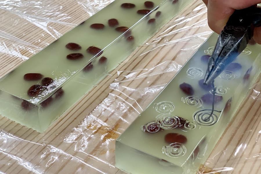 　雨降りの様子を、錦玉羹と半錦玉羹で表したという「雨の音」（１本約９×４.５×２.５ｃｍ／８１０円）