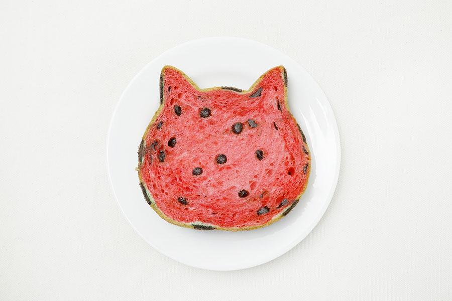 　中の生地は真っ赤で、種をイメージしたチョコチップがたっぷり（スイカ果汁は不使用）