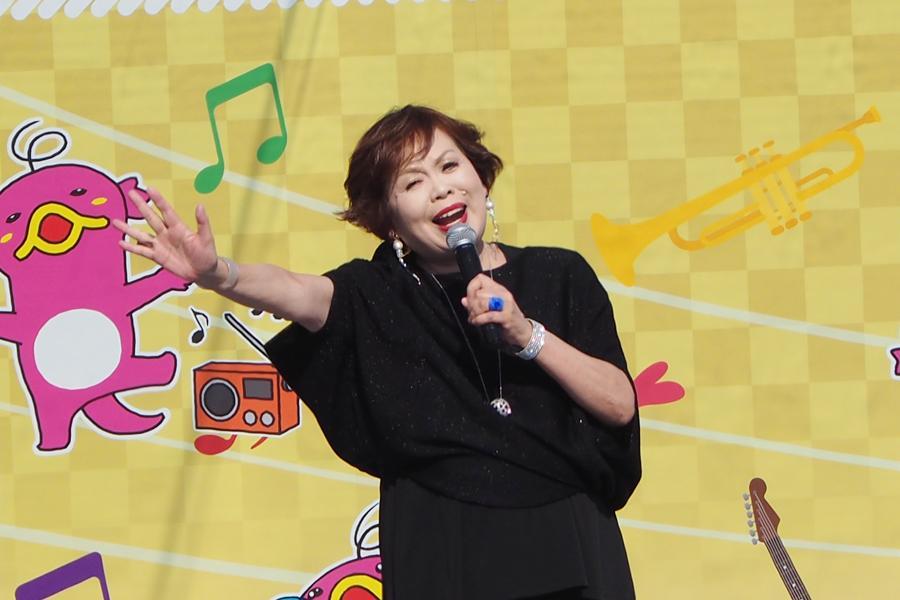 　昨年１１月に大阪「万博記念公園」のお祭り広場ステージで『時のしおり』を熱唱する上沼恵美子
