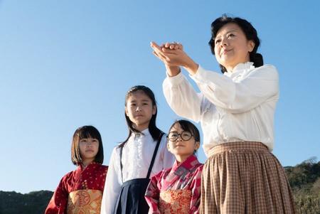　海を見つめる光子（薬師丸ひろ子）、梅（新津ちせ）、吟（本間叶愛）、音（清水香帆）（Ｃ）ＮＨＫ