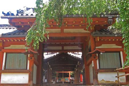 氷を祀る奈良の「氷室神社」。７月８日に、ふるまい氷を提供