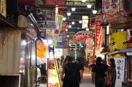 通天閣のある繁華街・新世界では、この日の夜も若者らが楽しむ様子が見られた（７月１２日・大阪市）