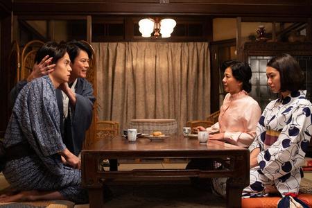 　第２３回より、話し合う裕一（窪田正孝）、三郎（唐沢寿明）、光子（薬師丸ひろ子）、音（二階堂ふみ）（Ｃ）ＮＨＫ