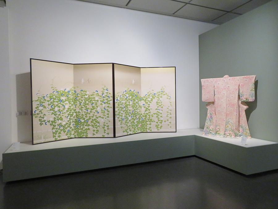 　右から順に、稲垣稔次郎《むくげと野草模様着物》昭和３５年、土田麦僊《朝顔》昭和３年