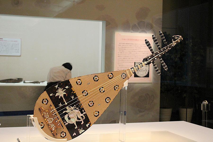 　再現模造の『螺鈿紫檀五絃琵琶（らでんしたんのごげんびわ）』