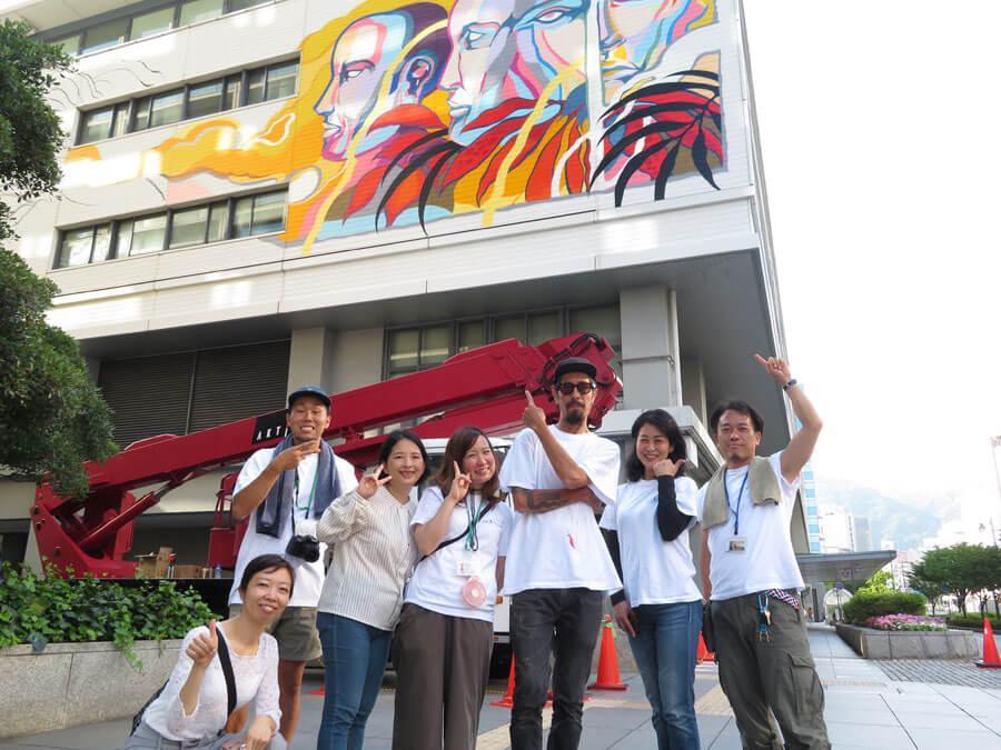 　右から３人目がチチフリークさん。ペインティング作業は、実行委員やボランティアスタッフの協力で支えられる（７月１８日・神戸市）