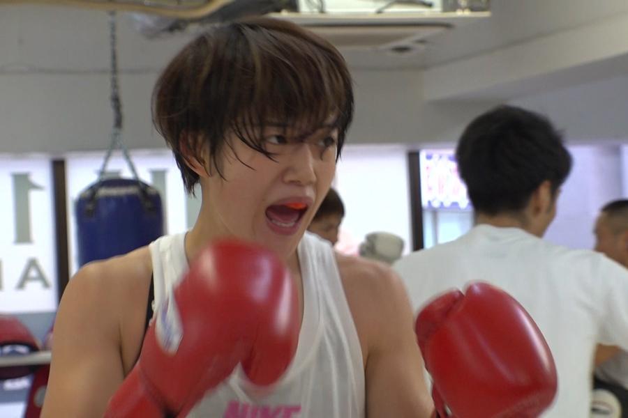 鋭い右ストレートを武器に追い込み練習をおこなう永田恵梨子（写真提供：ＭＢＳ）