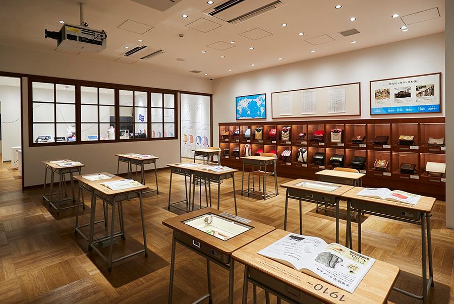 教室をイメージした懐かしい空間に、昔の学校生活やランドセルにまつわる展示が