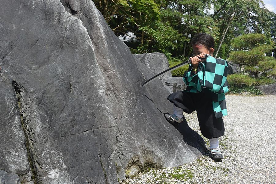 　可愛い２歳の炭治郎が「當麻寺」奥院で名シーンを再現
