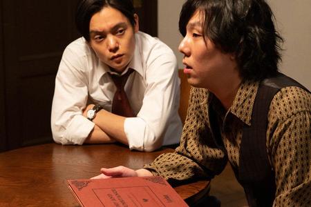 　第３２回より、自宅に招いた木枯（野田洋次郎）と語り合う裕一（窪田正孝）（Ｃ）ＮＨＫ