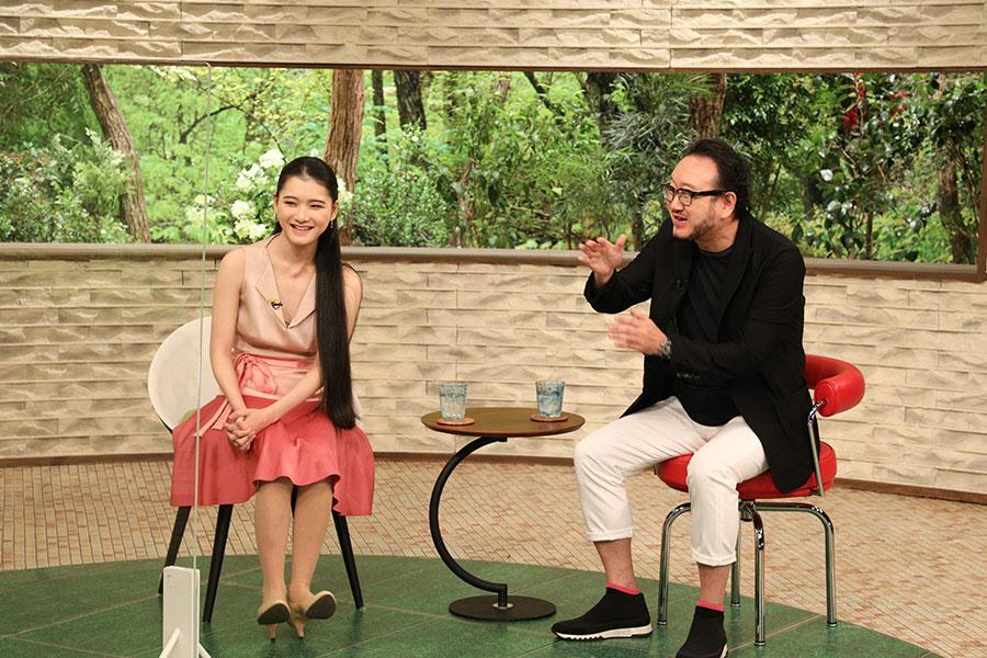 　作曲家の服部隆之と、娘でヴァイオリニストの服部百音（写真提供：ＭＢＳ）